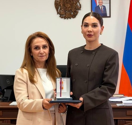 Սրբուհի Գալյանը Զառա Մարգարյանին է հանձնել Նախագահի հրամանագրով շնորհված մեդալը